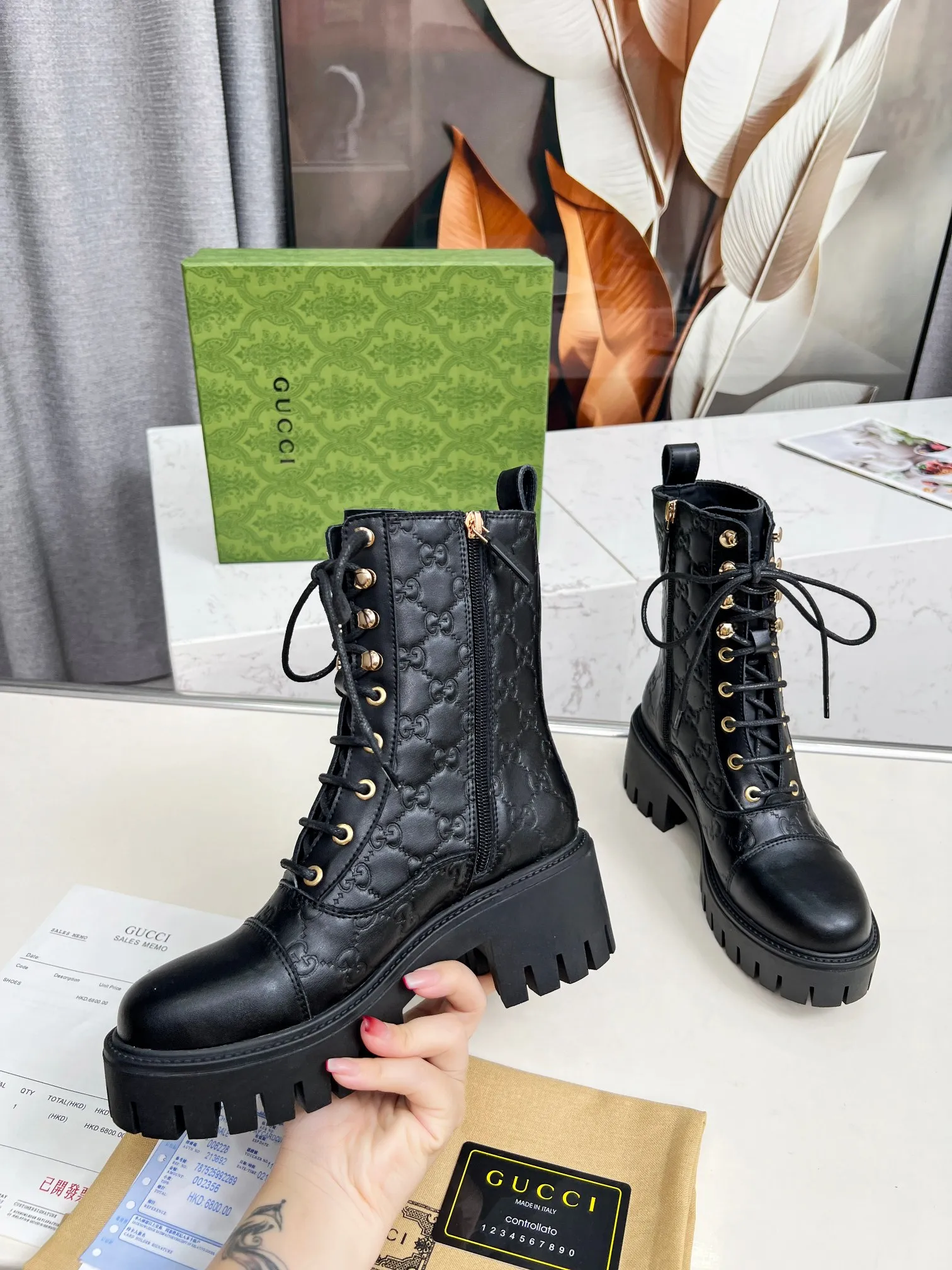 👟👟Ex-factory price 600👟👟 2025Gucci Gucci lace-up ankle boots. These lace-up ankle boots are made of Peugeot GG lace-up ankle boots. These lace-up ankle boots are carefully made of iconic GG cow leather, highlighting the brand's timeless and elegant aesthetic style. Featuring a bold silhouette, these ankle boots feature a rubber lug sole that provides secure support while giving the entire silhouette a modern, sophisticated feel. Lining: cowhide Heel height: 6 cm Size: 35-42#